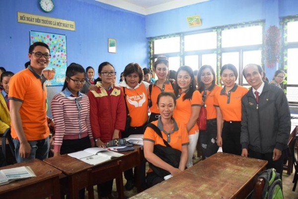 Đưa nước sạch và ấm đến người dân vùng lũ
