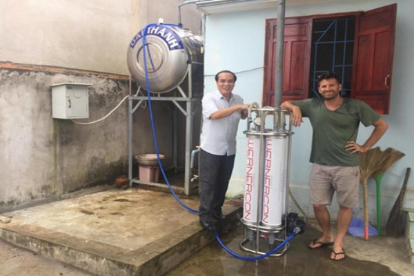 Chàng trai úc làm máy lọc nước miễn phí cho người Việt