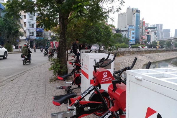 Lạ mắt xe đạp... lọc nước hồ Hoàng Cầu