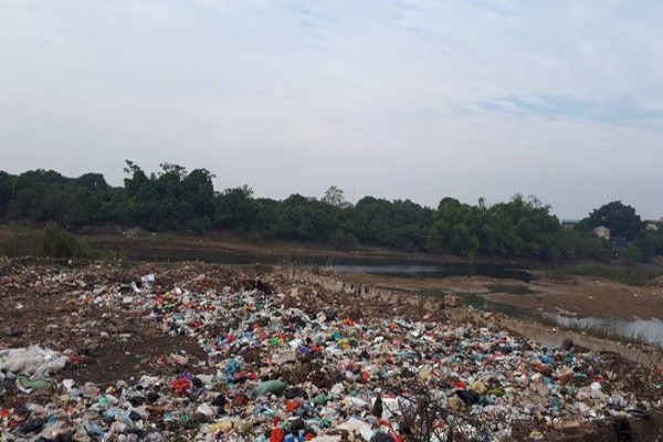 Hoài Đức, Hà Nội: Câu trả lời lạ của chính quyền về bãi rác mọc dưới lòng sông Đáy