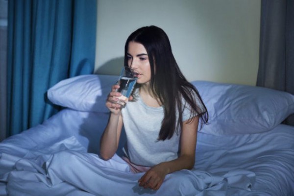 Có nên Uống nước trước khi đi ngủ không, có tốt không ?