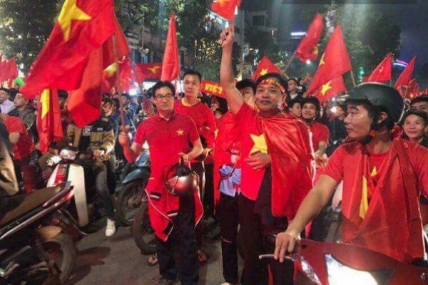 Phó Thủ tướng Vũ Đức Đam xuống phố cùng hàng triệu người mừng chiến thắng của U23 Việt Nam