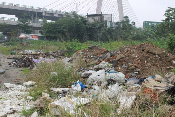 Đà Nẵng: Dân kêu trời vì rác thải chất đống dưới chân cầu vượt