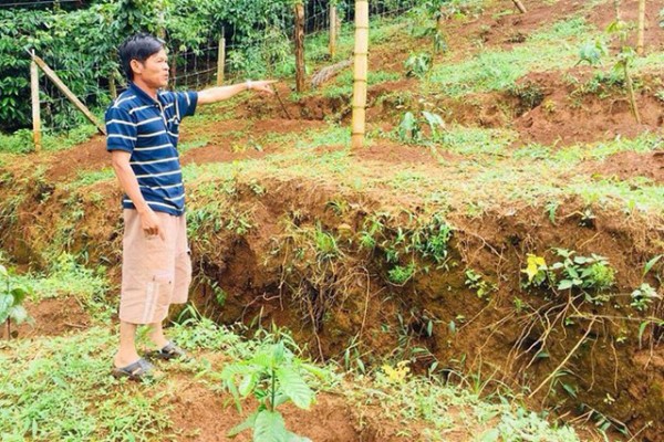 Đắk Nông: Vết nứt dài khoảng 100m cạnh hồ chứa bùn đỏ nhà máy Alumin