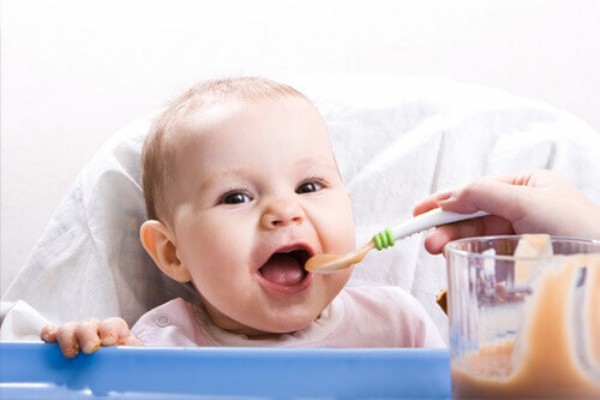 Có nên cho trẻ sơ sinh uống nước hàng ngày không?