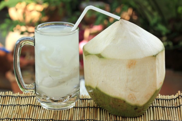 Mẹo làm đẹp an toàn từ nước dừa tươi