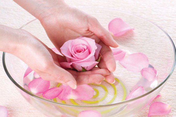 Cách sử dụng nước hoa hồng