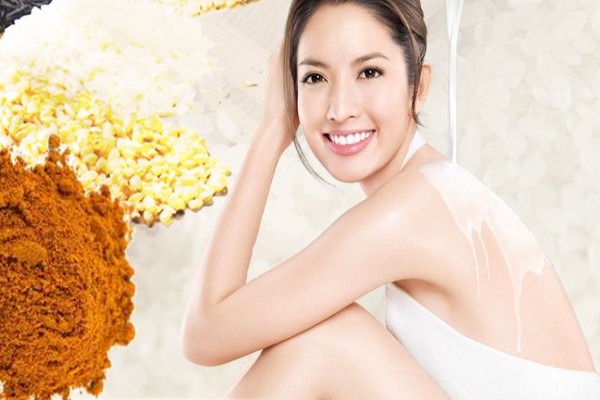 Cách làm đẹp da mặt sau sinh bằng nước nghệ tươi