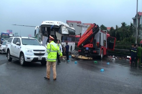 Xe khách tông cứu hỏa trên Pháp vân- Cầu rẽ, một chiến sỹ tử vong