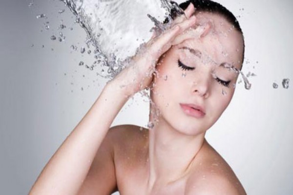 Rửa mặt bằng nước ấm hay nước lạnh là tốt cho da?