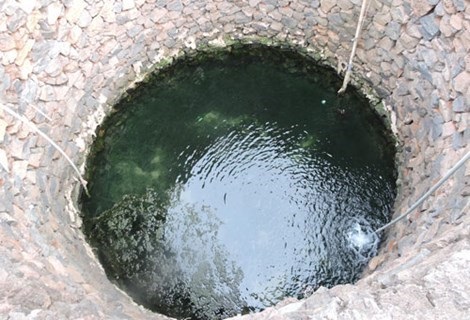 Làm thế nào để biết dưới giếng có khí độc CO hoặc khí thiên nhiên CH4 để tránh khi xuống giếng bị chết ngạt ?