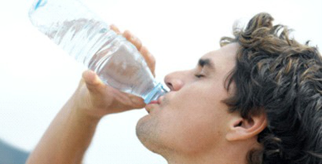 Uống nước không đúng cách gây cao huyết áp, rối loạn nhịp tim