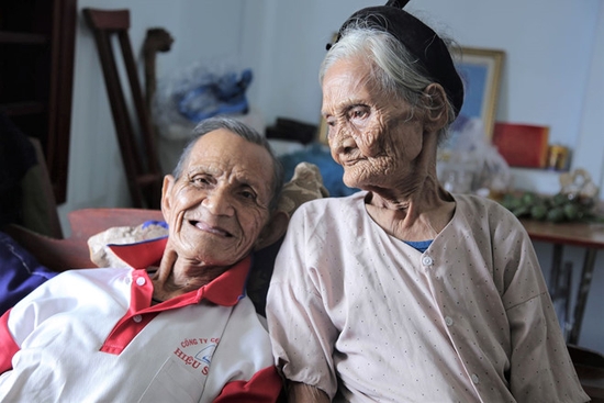 Cặp vợ chồng 90 tuổi viết đơn xin ra khỏi hộ nghèo
