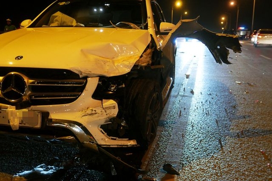 Tin mới Hà Nội: Tai nạn kinh hoàng giữa 3 xe ô tô trên cầu Vĩnh Tuy