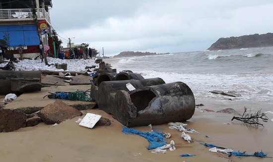 Sửa gấp kè biển bị sóng dữ đánh sập trong bão số 5