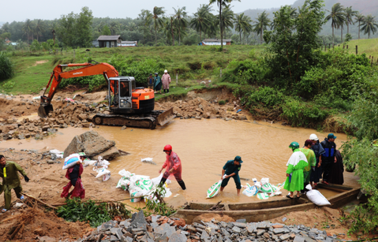 Thêm một người tử nạn khi chống bão chằng mái nhà để chống bão số 6