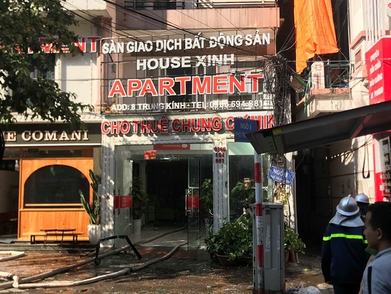 Chung cư mini bốc cháy ngùn ngụt ở Hà Nội, nhiều người bỏ chạy thục mạng