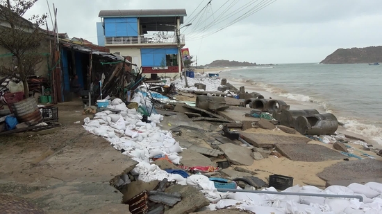 Sau bão số 5: dân Nhơn Hải nơm nớp lo sợ sống trong những ngôi nhà sắp sập