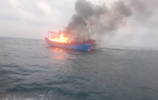 Ngư dân cứu hộ 7 thuyền viên gặp nạn trên tàu cá bị cháy