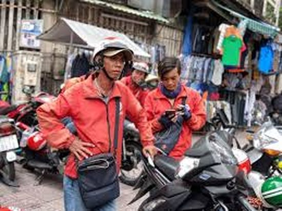 Hàng trăm tài xế kéo đến biểu tình, Go-Viet tính giá giờ cao điểm như Grab