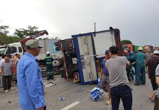 Xe tải đổ vào đoàn người chờ sang đường khiến 5 người tử vong