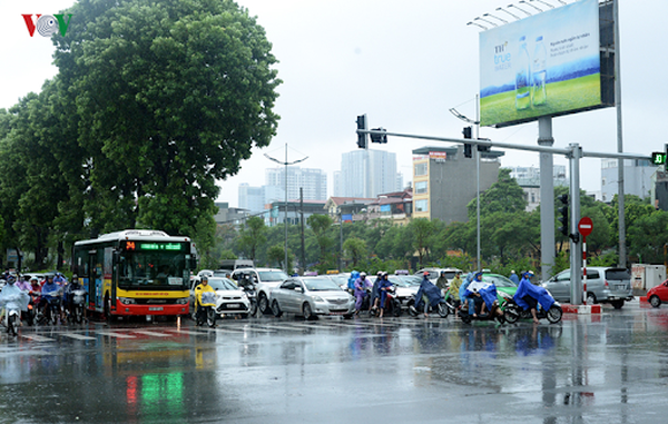 Bão số 3 suy yếu, Hà Nội vẫn mưa to trên diện rộng gây ngập úng