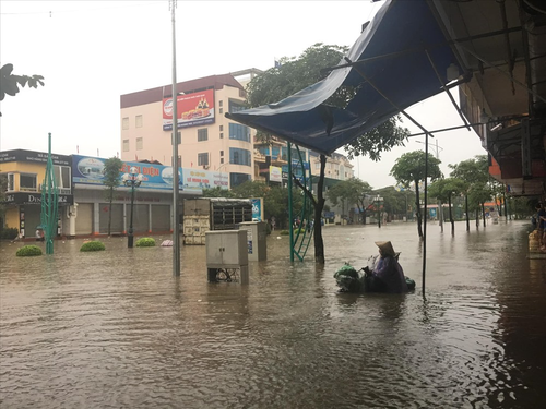 Thái Nguyên mưa lớn, đường biến thành sông, nhà cửa ô tô chìm trong nước