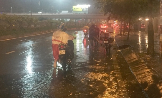 TPHCM: Người và xe cùng 