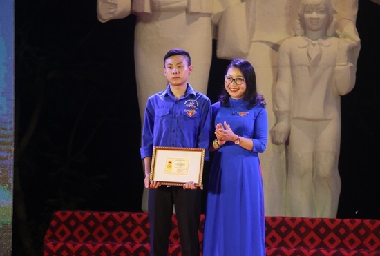 Bộ GD&ĐT tặng Bằng khen cho nam sinh đã dũng cảm cứu người giữa dòng lũ