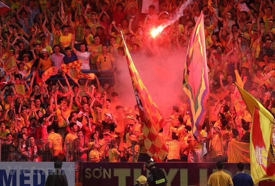 Kẻ bắn pháo sáng khiến nữ cổ động viên bị thương trên sân Hàng Đẫy khai gì?