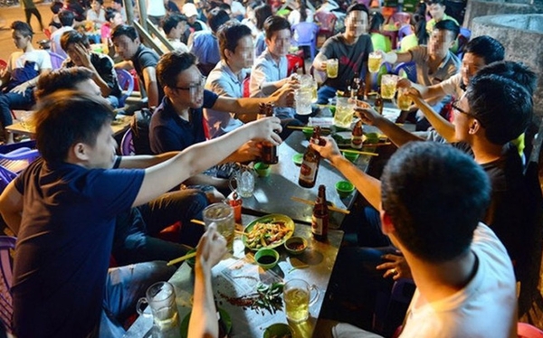 Từ 1/1/2020: chỉ người đi bộ mới được uống rượu bia trước khi ra đường