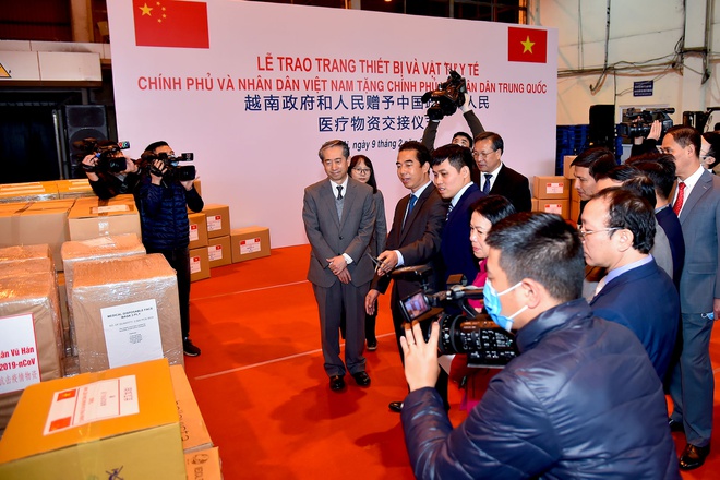 Việt Nam trao tặng Trung Quốc thiết bị y tế để chống virus Corona