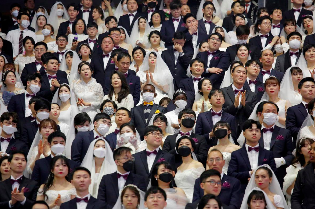 Đám cưới tập thể Hàn Quốc đông bất chấp đại dịch virus Corona