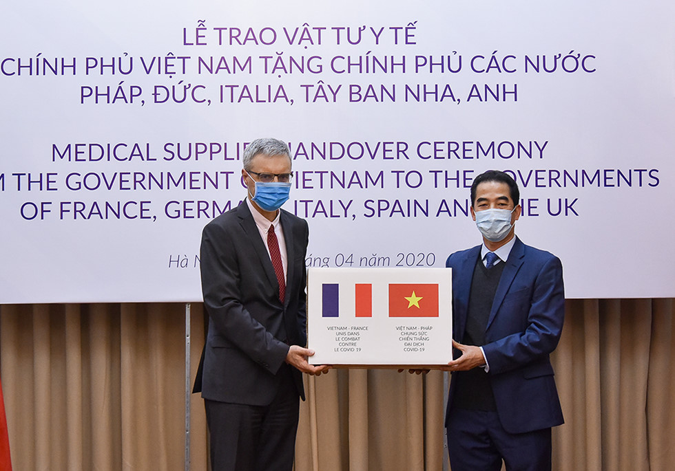 Việt Nam trao tặng 550.000 khẩu trang cho các nước châu Âu Nhiễm Covid-19