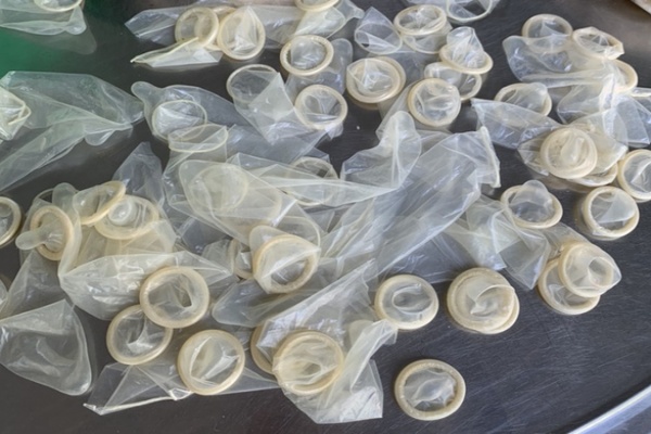 Hàng nghìn bao cao su đã qua sử dụng được tái chế để bán bất hợp pháp