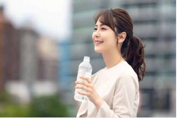 Uống nhiều nước có làm giảm các tác dụng phụ khi tiêm vaccine COVID-19?