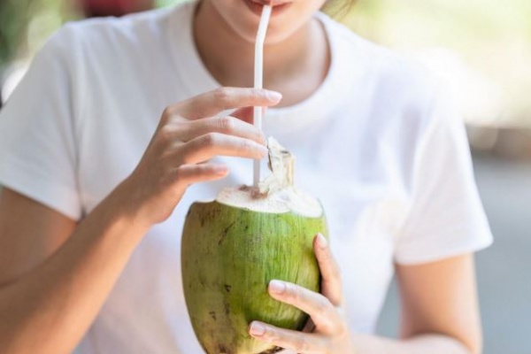 Nước dừa tốt cho sức khỏe, nhưng uống nước dừa sau tiêm vắc-xin phòng COVID-19 cách này lại có hại