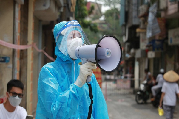 Hà Nội: Số ca mới tăng 'phi mã', vượt lên cao top đầu cả nước. Tử vong tăng, yêu cầu tiêm gấp mũi 3