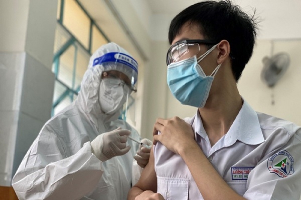 Trẻ em nhiễm Covid-19 thường nhẹ thì có cần tiêm vắc xin? Giải đáp từ bác sĩ
