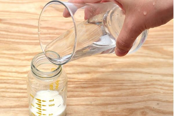 Mẹ thông thái pha sữa cho con bằng nước gì?