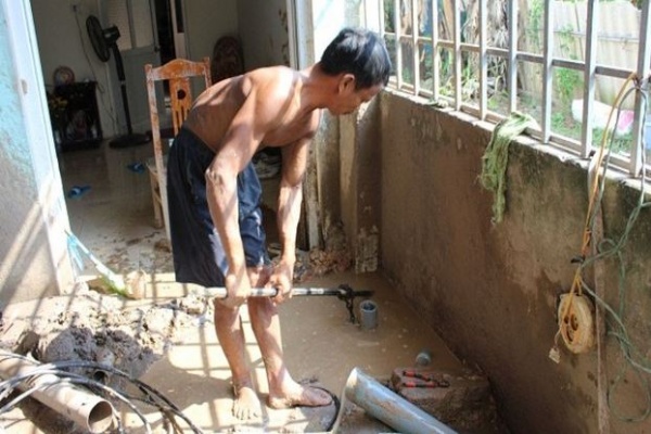 Hà Nội mất nước sạch kéo dài, người dân dùng nước giếng hôi tanh