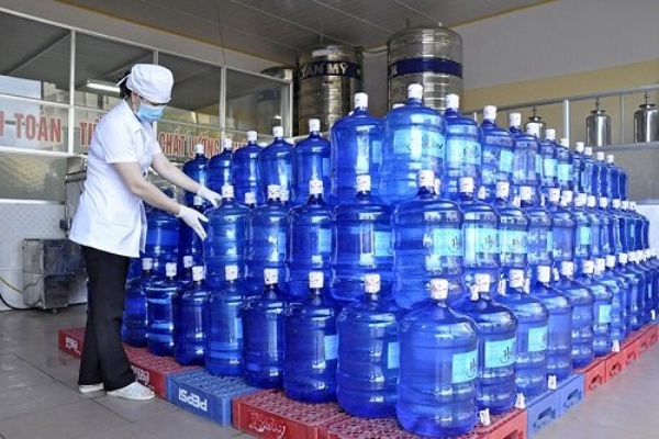Nước tinh khiết đóng bình: Biết rồi không dám uống