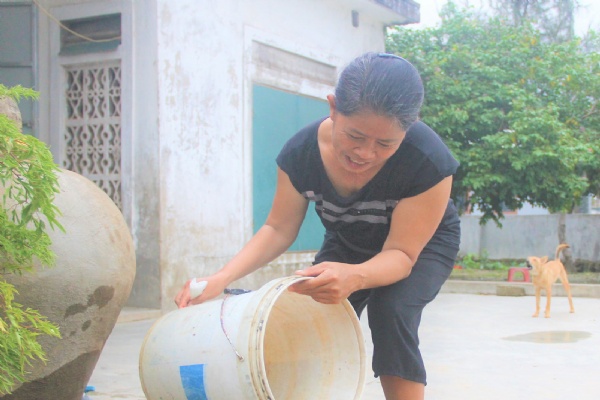 Hà Tĩnh: Khát nước sạch, hàng nghìn hộ dân vẫn phải dùng thứ nước nhiễm phèn vàng khè