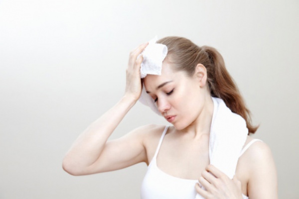 Một số dấu hiệu nhận biết cơ thể uống thiếu nước