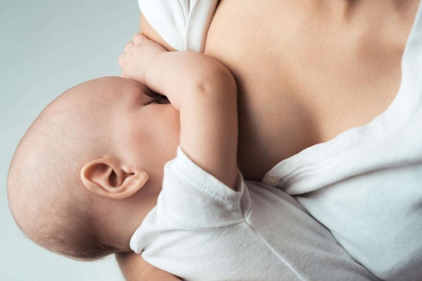 Mẹ mắc Covid-19 cho con bú như thế nào để an toàn?