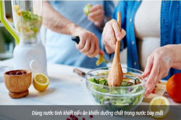 Dùng nước còn khoáng hay nước tinh khiết nấu ăn?