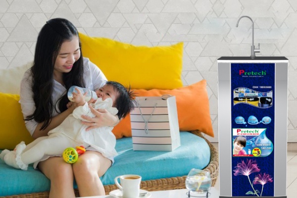 Trẻ 6 tháng tuổi uống bao nhiêu nước mỗi ngày là đúng và đủ