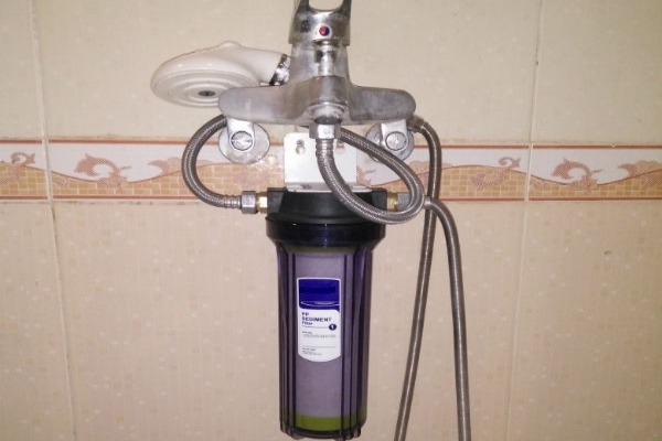 Lắp đặt bộ lọc nước đầu vòi đa dụng ở vòi sen tắm
