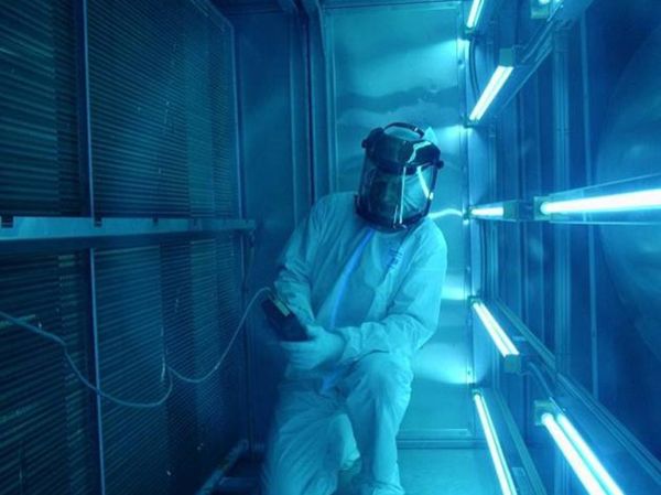 Không nhìn hay tiếp xúc da trực tiếp với ánh sáng đèn UV