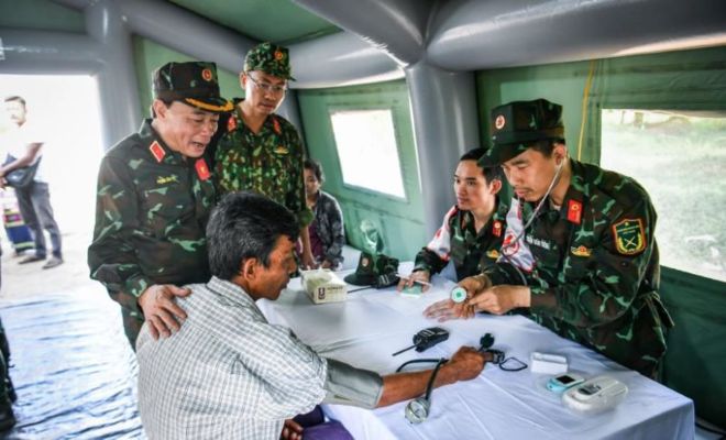 Bác sĩ quân y Việt Nam khám miễn phí cho người dân Myanmar
